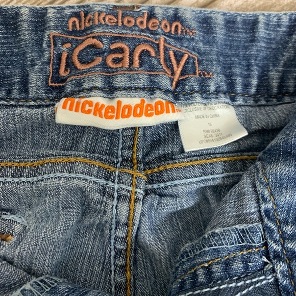 Juniors Jean shorts with embroidered flowers size 16. - Picture 2 of 3